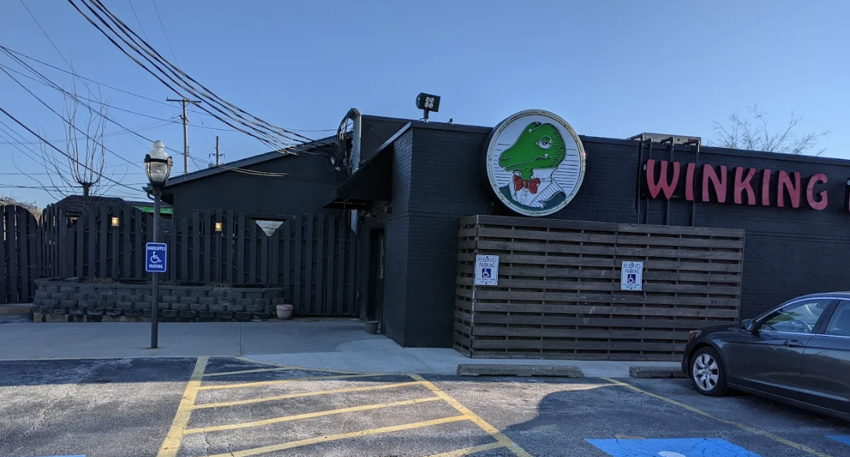 Winking Lizard: A Reliable Sports Tavern Close to Bedford